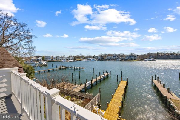Exterior, Lake
