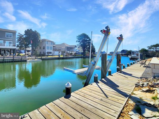 Exterior, Lake