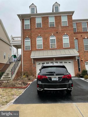 Attached, Exterior, Facade, Brick Facade, Georgian