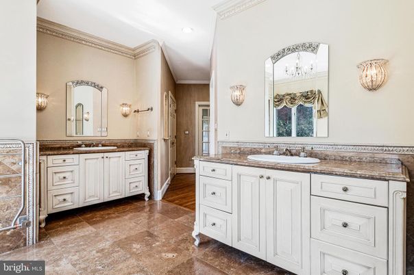 Bathroom, Dual Sink Vanities, Interior, Recessed Lighting