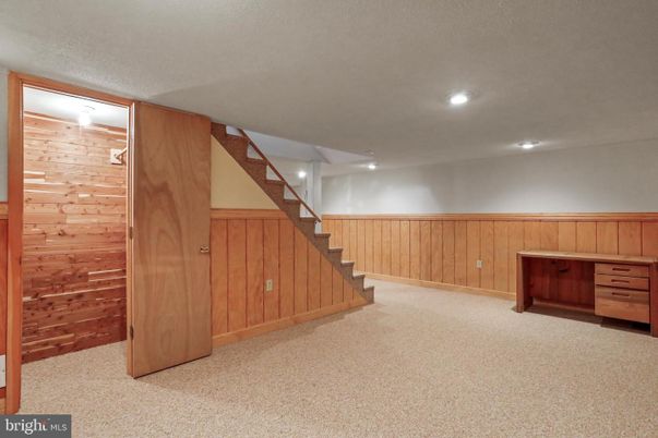 Empty room, Interior, Recessed Lighting, Wooden Walls