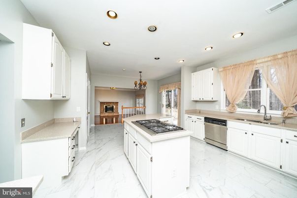 Chandelier, Interior, Kitchen, Marble, Recessed Lighting, Stainless Steel Appliances