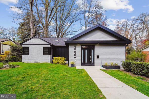 Exterior, Facade, Ranch