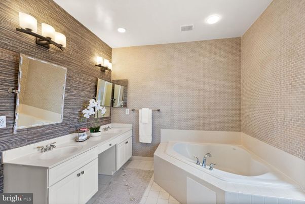 Bathroom, Dual Sink Vanities, Interior, Recessed Lighting