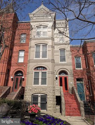 Exterior, Facade, Rowhouse