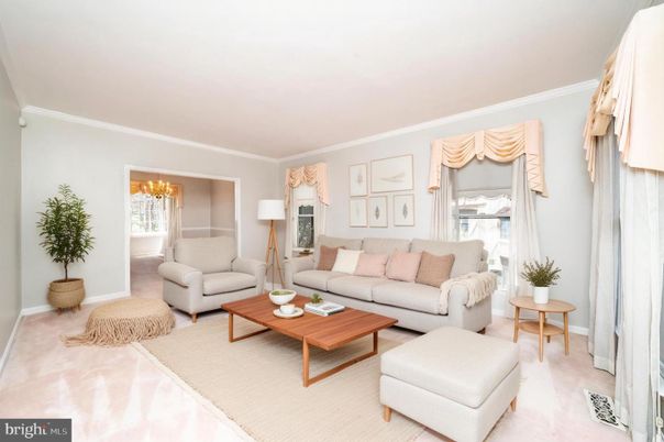 Chandelier, Interior, Living room