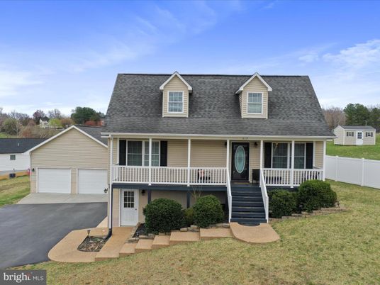 Attached, Exterior, Facade, Cape Cod