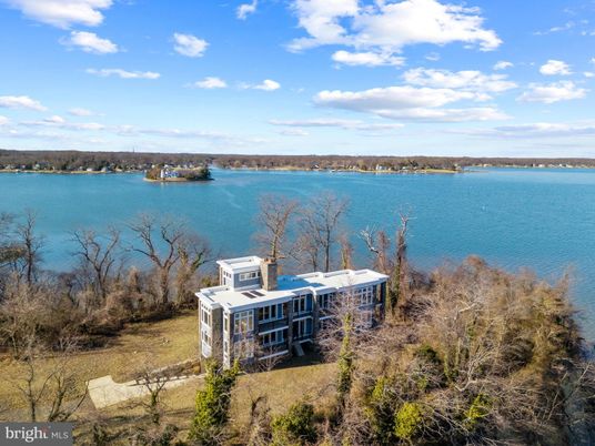 Exterior, Lake