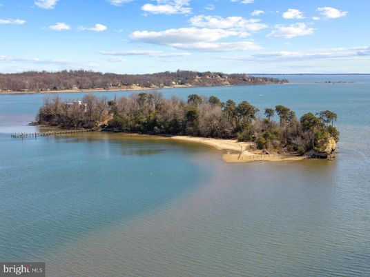 Exterior, Lake