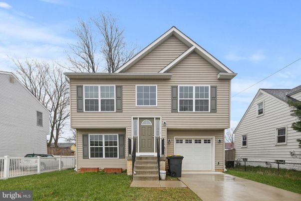 Attached, Exterior, Facade, Raised Ranch