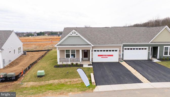 Attached, Exterior, Facade, Ranch