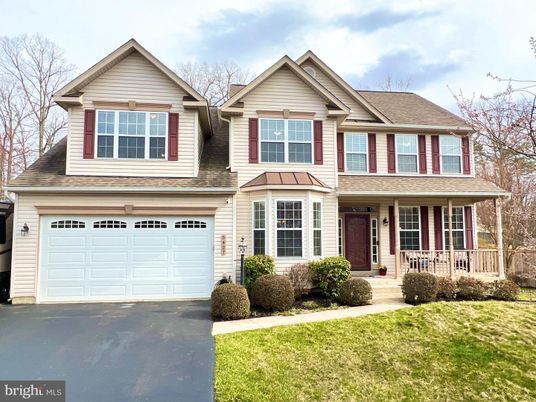 Attached, Exterior, Facade, Farmhouse