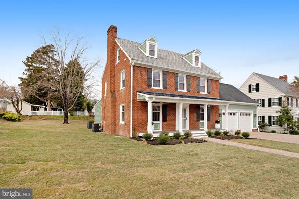 Attached, Exterior, Facade, Brick Facade, Georgian
