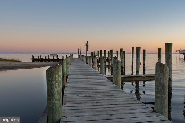 Exterior, Lake