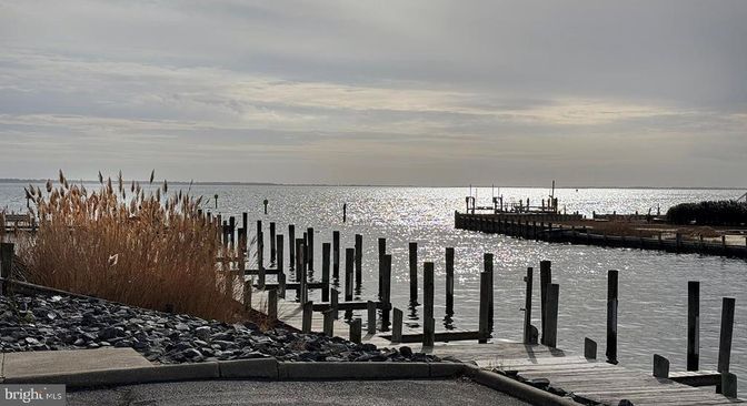 Exterior, Lake