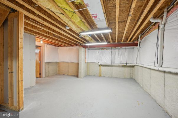 Garage, Interior, Wooden Beams
