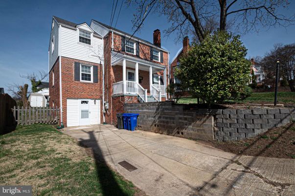 Attached, Exterior, Facade, Brick Facade, Georgian