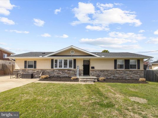 Backyard, Exterior, Facade, Ranch