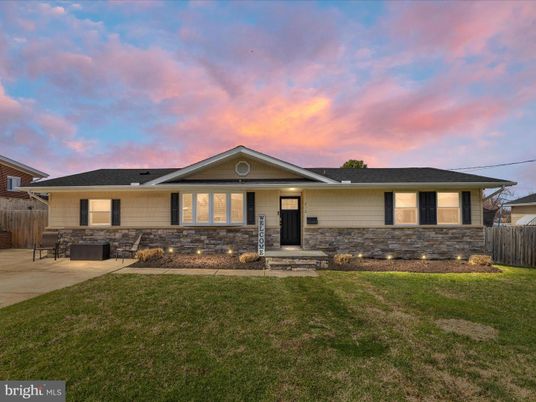 Backyard, Exterior, Facade, Ranch