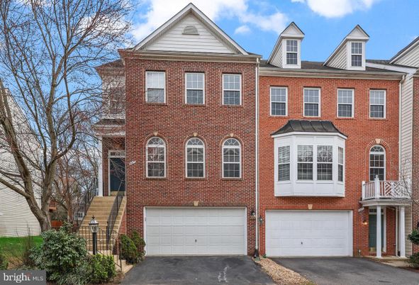 Attached, Exterior, Facade, Brick Facade, Georgian