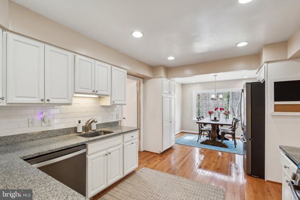 Chandelier, Dining room, Interior, Kitchen, Pendant Lights, Recessed Lighting, Wood Texture Flooring