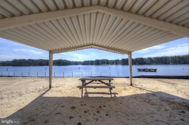 Exterior, Lake