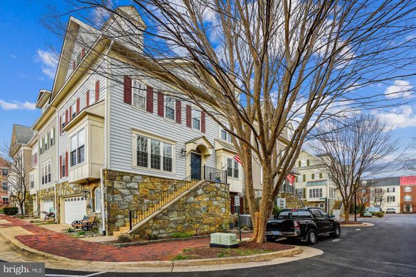 Attached, Exterior, Facade, Queen Anne Victorian