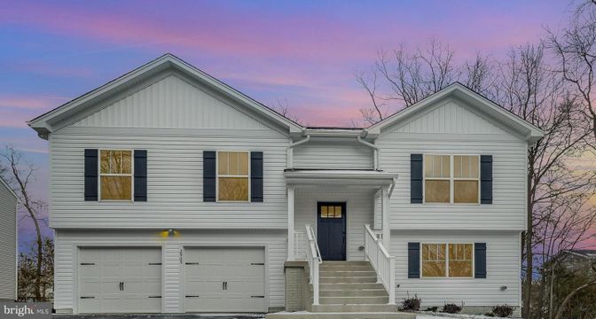 Attached, Exterior, Facade, Raised Ranch