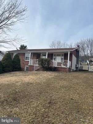 Backyard, Exterior, Facade, Brick Facade, Ranch