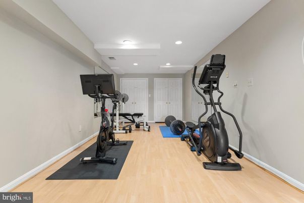 Fitness Equipment, Interior, Recessed Lighting, Wood Texture Flooring