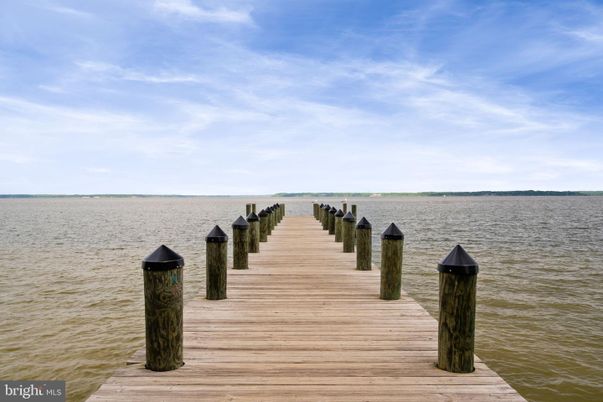 Exterior, Lake