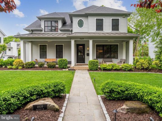 Exterior, Facade, American Foursquare