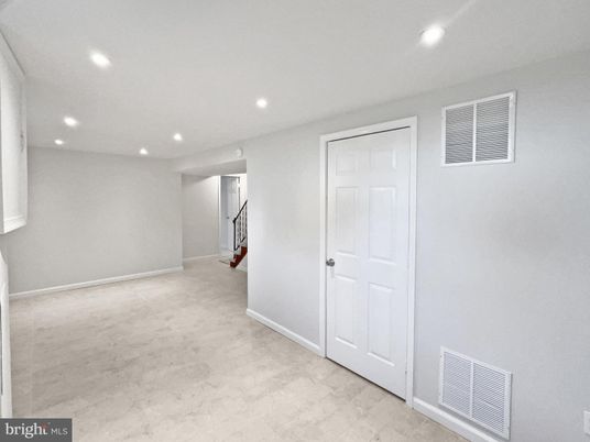 Empty room, Interior, Recessed Lighting