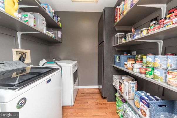 Interior, Washer, Wood Texture Flooring