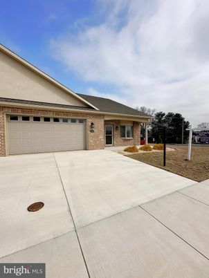 Attached, Exterior, Facade, Brick Facade, Ranch