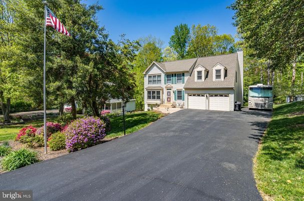 Attached, Exterior, Facade, Cape Cod