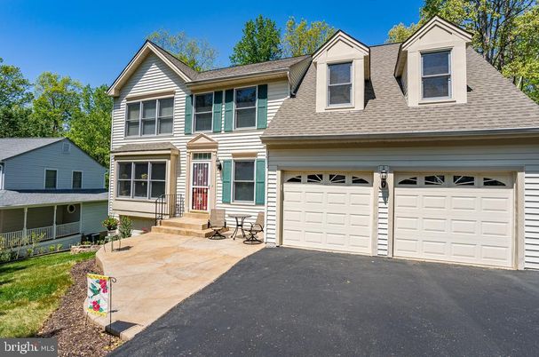 Attached, Exterior, Facade, Rowhouse