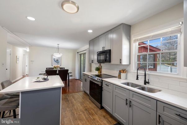 Dining room, Interior, Kitchen, Pendant Lights, Recessed Lighting, Wood Texture Flooring
