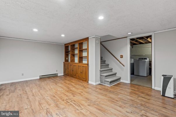 Interior, Recessed Lighting, Washer, Wood Texture Flooring