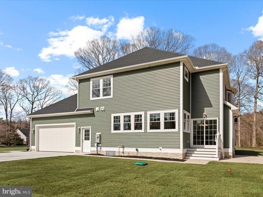 Attached, Exterior, Facade, Split Level