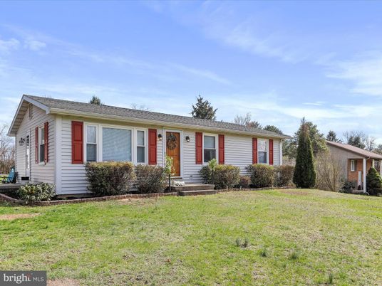 Exterior, Facade, Ranch