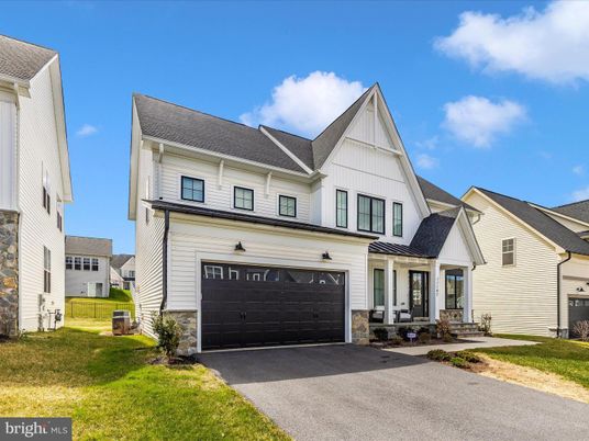 Attached, Exterior, Facade, Farmhouse