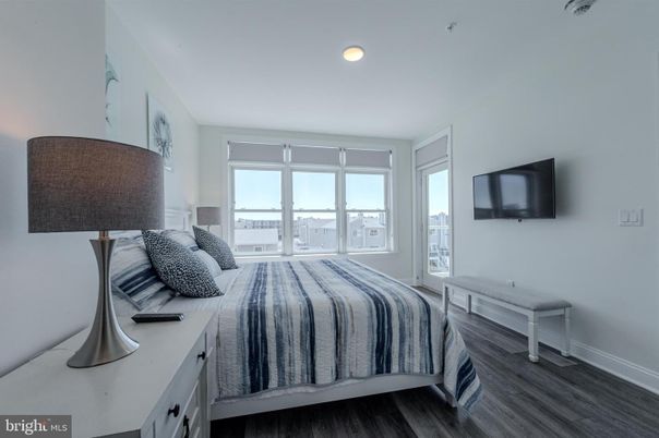 Bedroom, Interior, Recessed Lighting, Water, Wood Texture Flooring