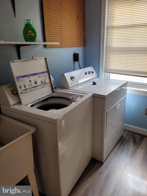 Interior, Washer, Wood Texture Flooring