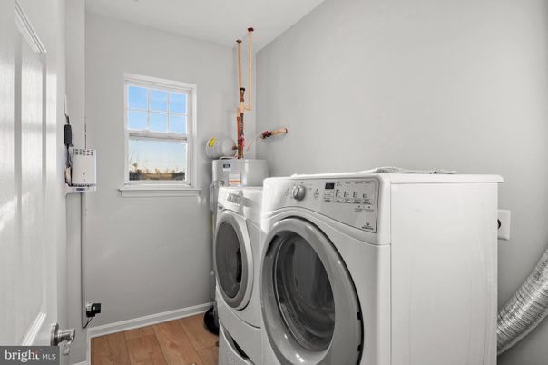 Interior, Washer, Wood Texture Flooring
