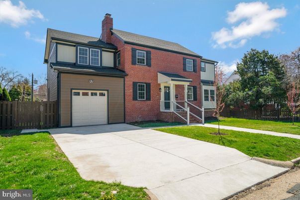 Attached, Exterior, Facade, Brick Facade, Georgian