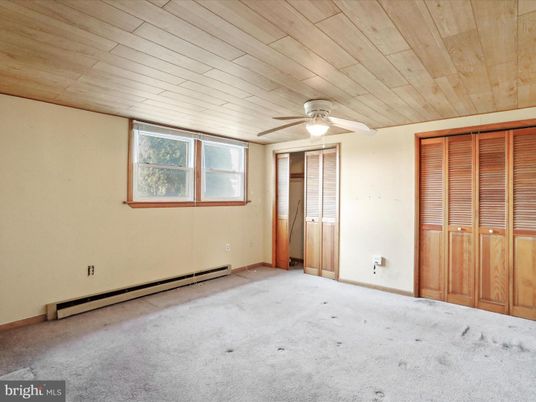 Empty room, Interior, Wooden Ceilings