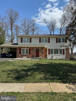 Attached, Exterior, Facade, Brick Facade, Raised Ranch
