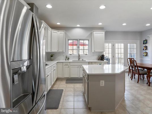 Dining room, Interior, Kitchen, Recessed Lighting, Stainless Steel Appliances