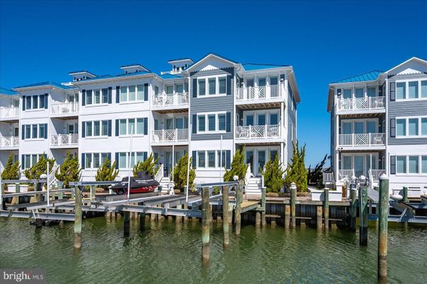 Exterior, Lake